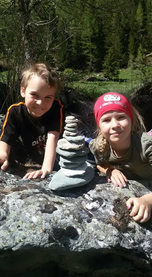 2 kinder und steinfigur